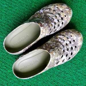 Easy spirit travel garden clogs olive camo floral womens 7